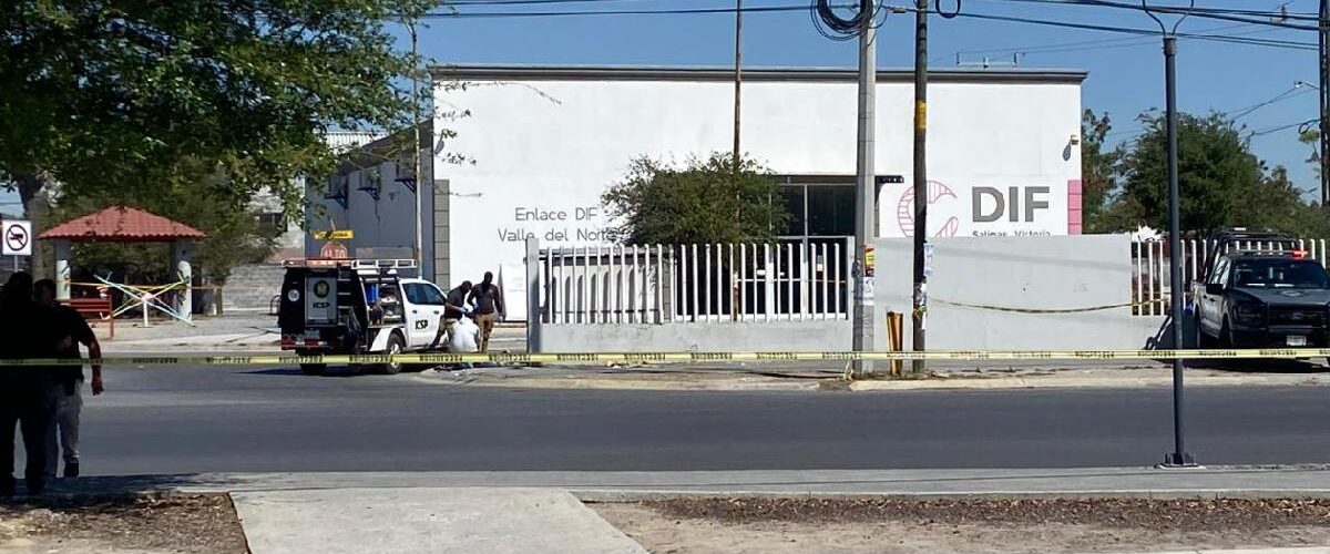 Un trágico asesinato sacude Salinas Victoria, donde un hombre fue atacado a balazos por sus agresores.