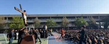 Jóvenes de Prepa UDEM participan en un emotivo viacrucis destacando la figura del apóstol Juan en Monterrey.