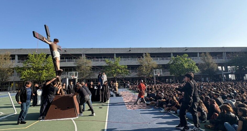 Jóvenes de Prepa UDEM participan en un emotivo viacrucis destacando la figura del apóstol Juan en Monterrey.