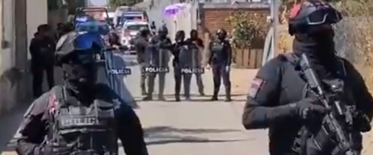 Una valiente actuación de una mujer policía resulta en la detención de dos presuntos delincuentes durante una intensa persecución.