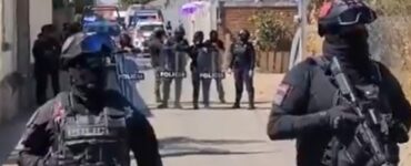 Una valiente actuación de una mujer policía resulta en la detención de dos presuntos delincuentes durante una intensa persecución.