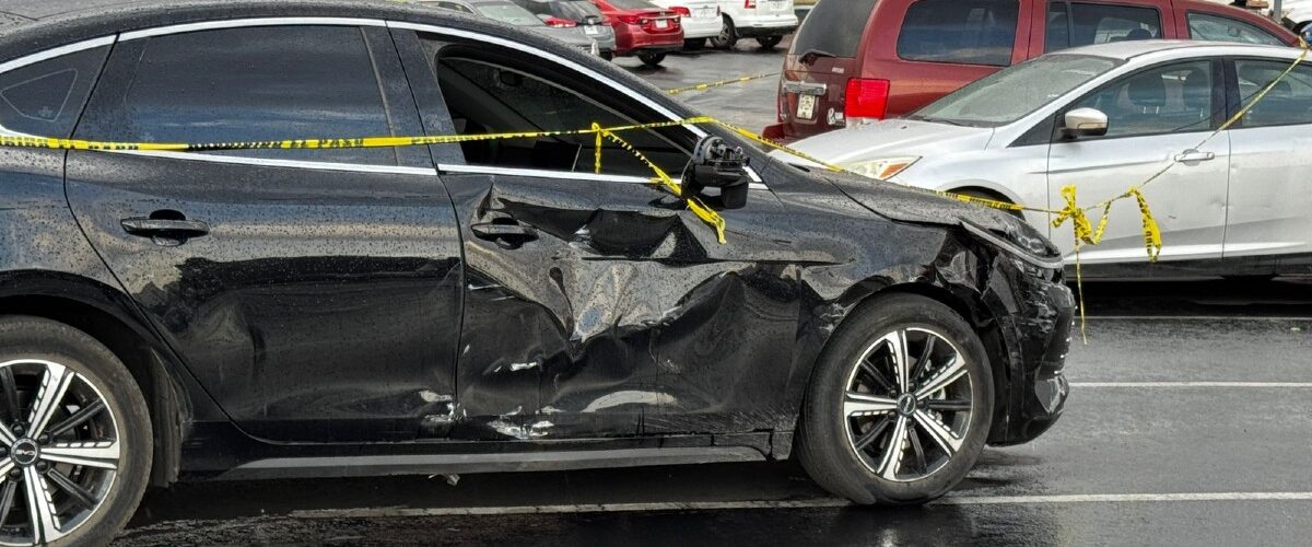 Un policía de Zapopan resultó herido de bala tras un choque en Tlaquepaque. El agresor logró escapar y las autoridades investigan.
