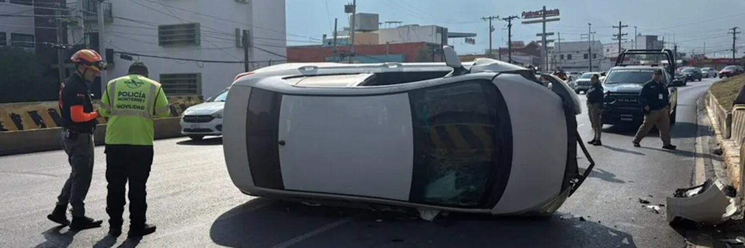 Un accidente automovilístico en Avenida Revolución causó que un joven resultara lesionado, generando tráfico en Monterrey.