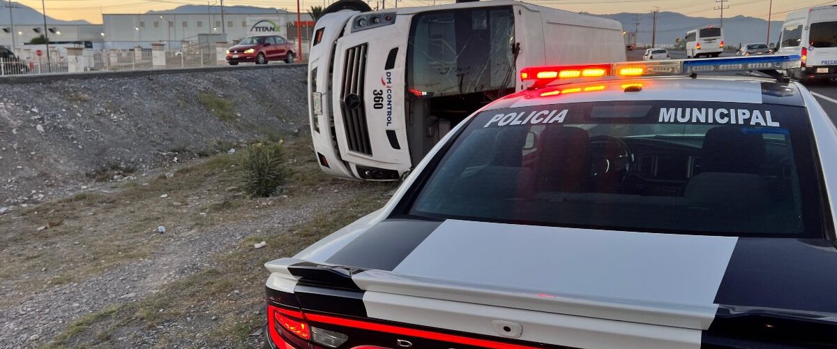 Un chofer de 19 años provocó un volcamiento en Libramiento Óscar Flores, dejando varios heridos que fueron atendidos de inmediato.