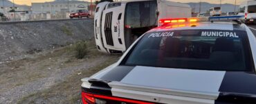 Un chofer de 19 años provocó un volcamiento en Libramiento Óscar Flores, dejando varios heridos que fueron atendidos de inmediato.