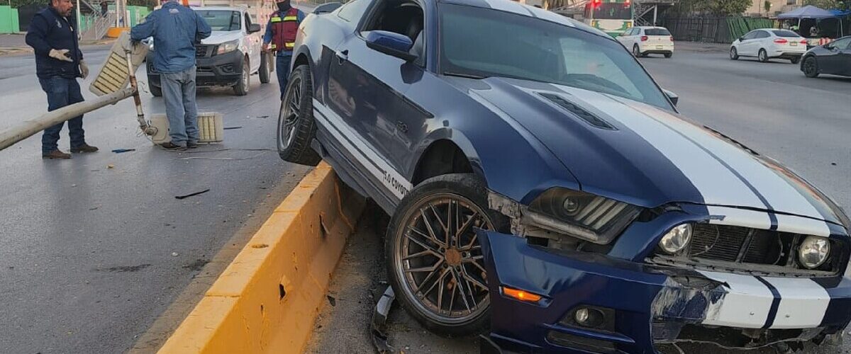 Un accidente con auto de lujo en Gómez Palacio ha dejado sorprendidos a los transeúntes, en presunto estado de ebriedad.