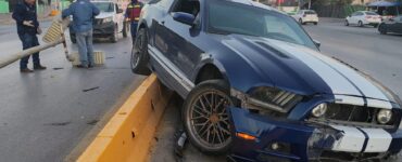 Un accidente con auto de lujo en Gómez Palacio ha dejado sorprendidos a los transeúntes, en presunto estado de ebriedad.