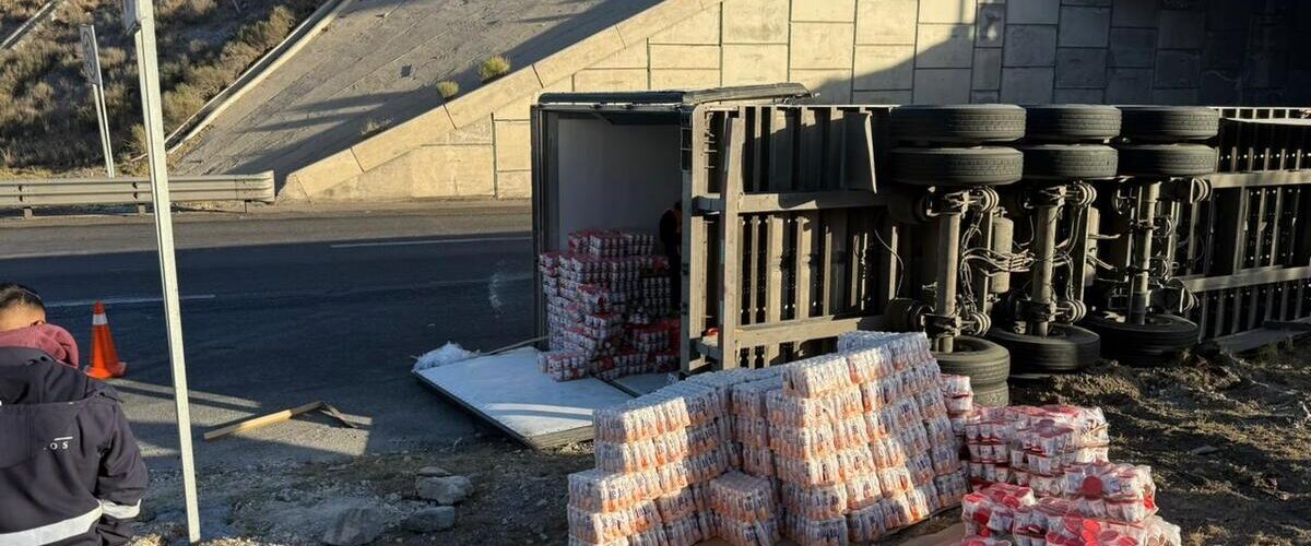 Un volcadura de tráiler y una carambola crean un caos vial en la carretera Saltillo-Monterrey, provocando largas filas.