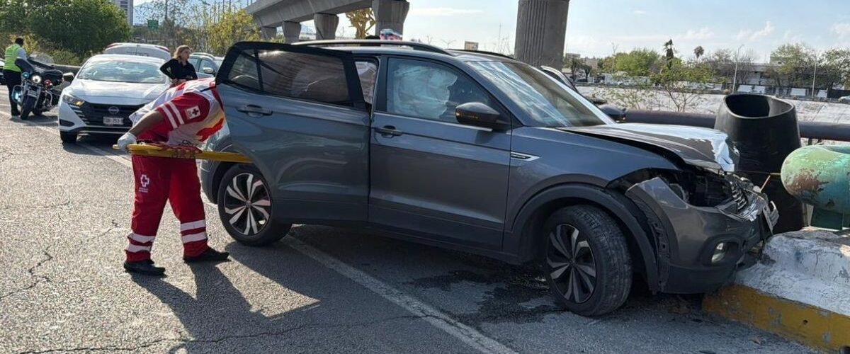 Una mujer de la tercera edad fue trasladada a la clínica tras un accidente en la avenida Morones Prieto en Guadalupe.