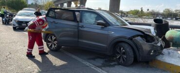 Una mujer de la tercera edad fue trasladada a la clínica tras un accidente en la avenida Morones Prieto en Guadalupe.