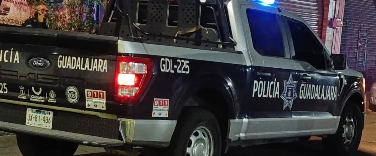 La policía detuvo a dos hombres en Guadalajara tras un robo y un asalto a mano armada. Descubre los detalles.