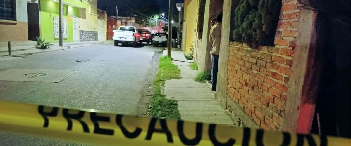 Un doble homicidio conmociona a la colonia Esmeralda en El Salto, mientras los agresores logran escapar del lugar.