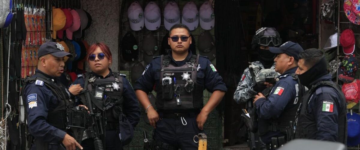 Falsos mariachis, presuntos sicarios de la Familia Michoacana, desatan la violencia en el Mercado Morelos de Puebla.