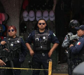Falsos mariachis, presuntos sicarios de la Familia Michoacana, desatan la violencia en el Mercado Morelos de Puebla.