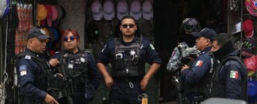 Falsos mariachis, presuntos sicarios de la Familia Michoacana, desatan la violencia en el Mercado Morelos de Puebla.