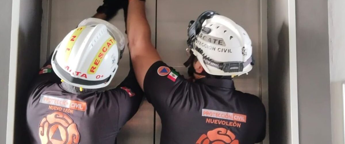 Siete personas fueron liberadas por Protección Civil tras quedar atrapadas en un elevador en Monterrey, generando preocupación.