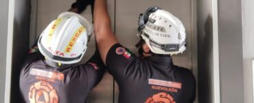 Siete personas fueron liberadas por Protección Civil tras quedar atrapadas en un elevador en Monterrey, generando preocupación.