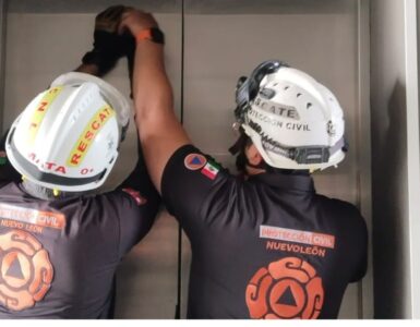 Siete personas fueron liberadas por Protección Civil tras quedar atrapadas en un elevador en Monterrey, generando preocupación.
