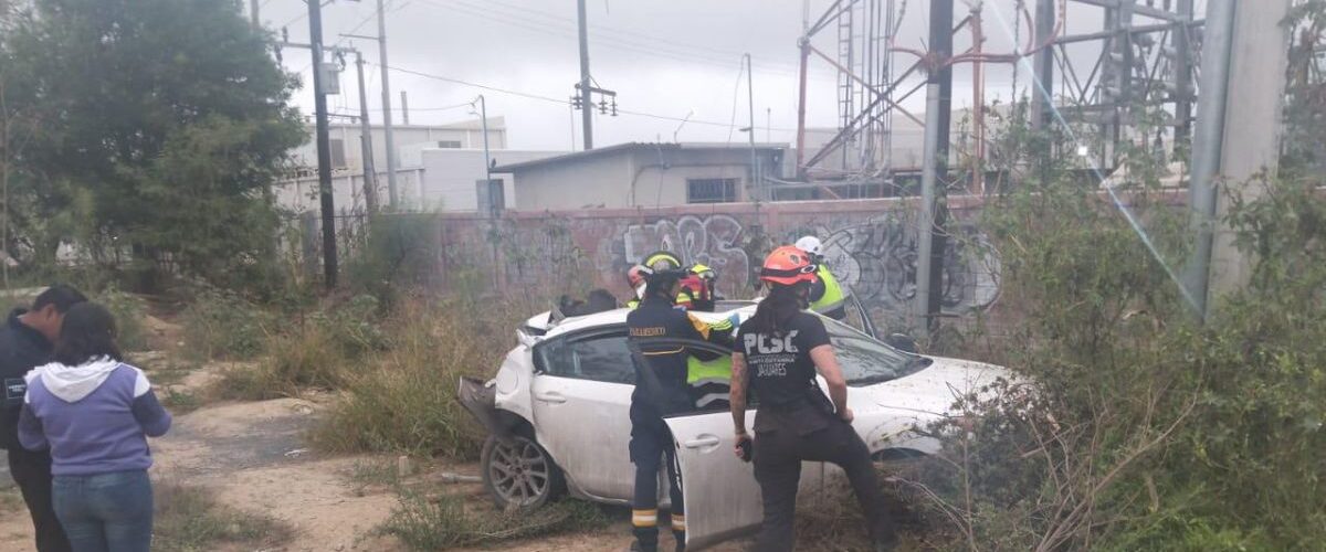 Un grave accidente en carretera a García deja a un automovilista atrapado y bajo investigación por posible ebriedad.