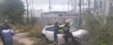Un grave accidente en carretera a García deja a un automovilista atrapado y bajo investigación por posible ebriedad.