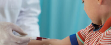 La hemofilia puede traer complicaciones severas desde la infancia, pero el tratamiento adecuado es clave para su control.