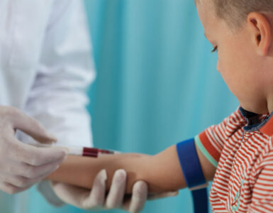 La hemofilia puede traer complicaciones severas desde la infancia, pero el tratamiento adecuado es clave para su control.