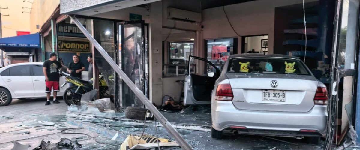 Choque entre auto y motocicleta causa caos en Guadalupe, un lesionado y daños materiales en un taller mecánico.