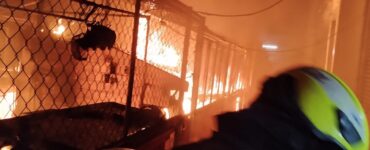 Un incendio en el Mercado Héroes de Nacozari de Guadalajara deja daños en dos locales, bomberos intervienen rápidamente.