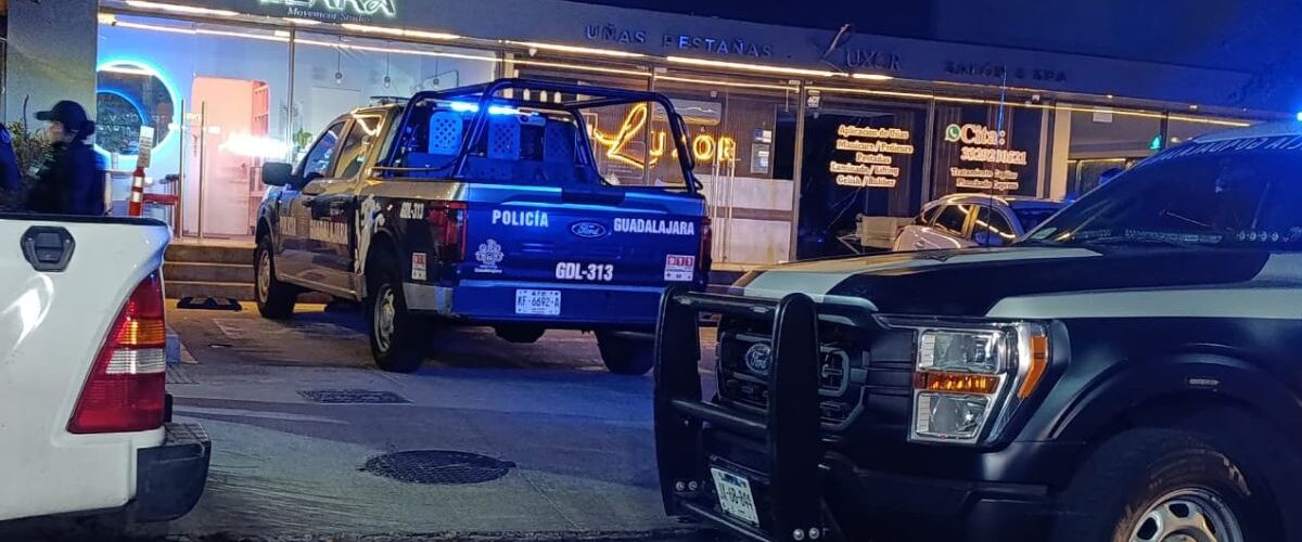 Un hombre agredió a una mujer de 87 años en Guadalajara, y un menor intervino para ayudarla en un conflicto por renta.