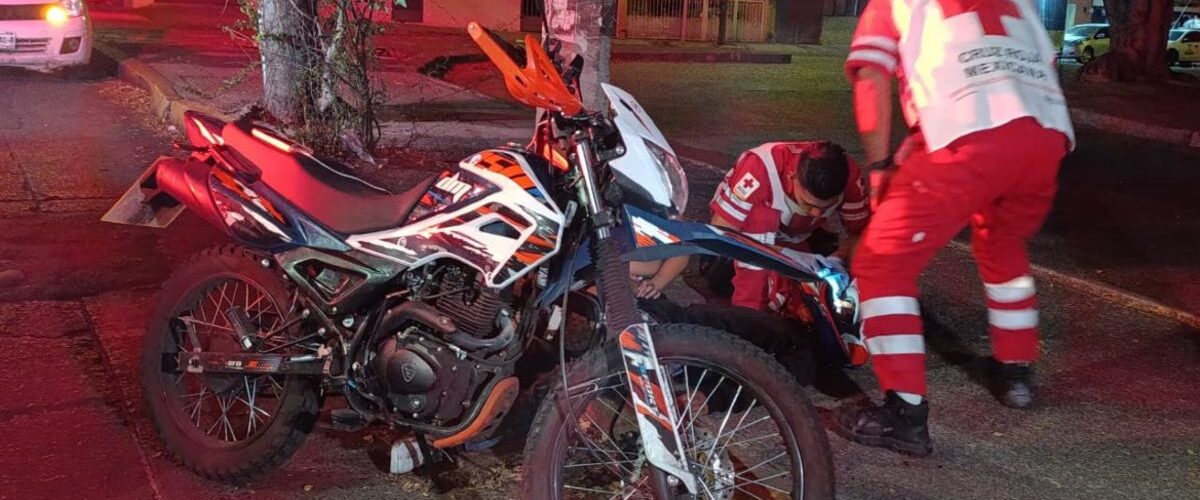 Un joven de 25 años se salvó de un accidente en Guadalajara gracias a un casco, destacando su importancia.