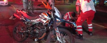 Un joven de 25 años se salvó de un accidente en Guadalajara gracias a un casco, destacando su importancia.