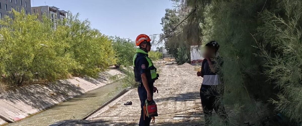 Autoridades localizaron a jóvenes en canales de Torreón, creando preocupación por su seguridad en el área.