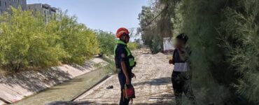 Autoridades localizaron a jóvenes en canales de Torreón, creando preocupación por su seguridad en el área.