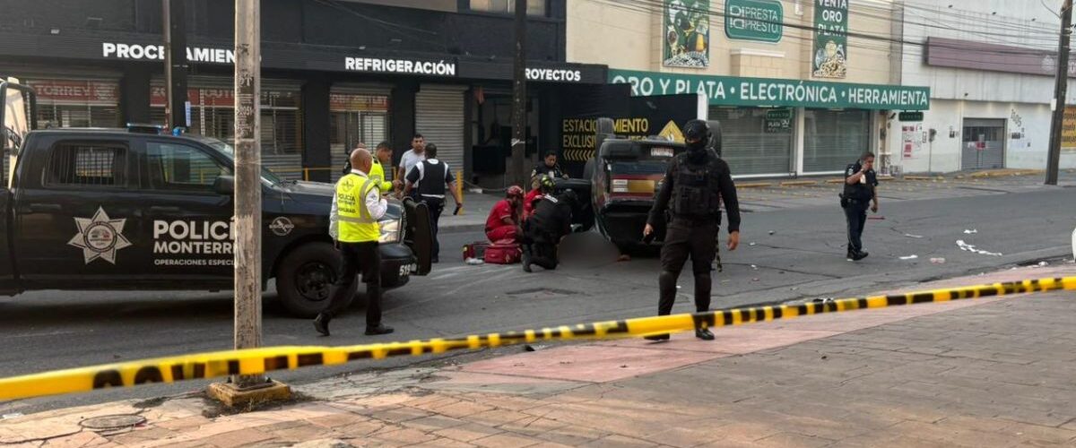 Un camión de valores volcó en Monterrey después de colisionar con una camioneta familiar en un cruce concurrido.