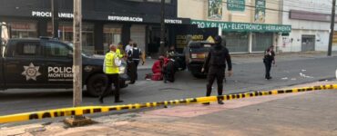 Un camión de valores volcó en Monterrey después de colisionar con una camioneta familiar en un cruce concurrido.