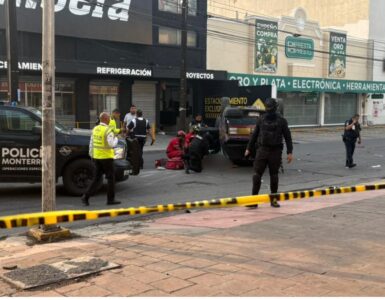 Un camión de valores volcó en Monterrey después de colisionar con una camioneta familiar en un cruce concurrido.