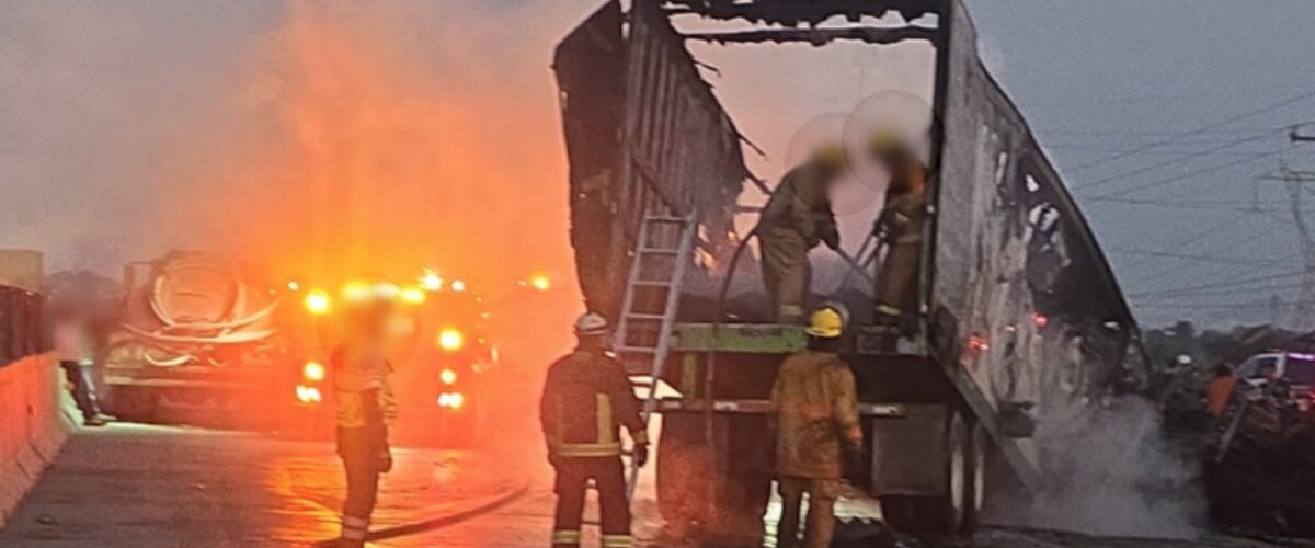 Un chofer de tráiler perdió la vida tras un grave accidente en Puebla-Orizaba, originado por un intento de asalto.