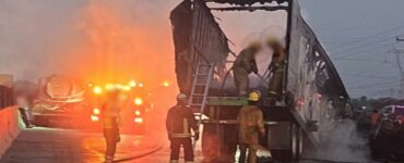 Un chofer de tráiler perdió la vida tras un grave accidente en Puebla-Orizaba, originado por un intento de asalto.