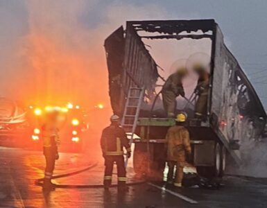 Un chofer de tráiler perdió la vida tras un grave accidente en Puebla-Orizaba, originado por un intento de asalto.