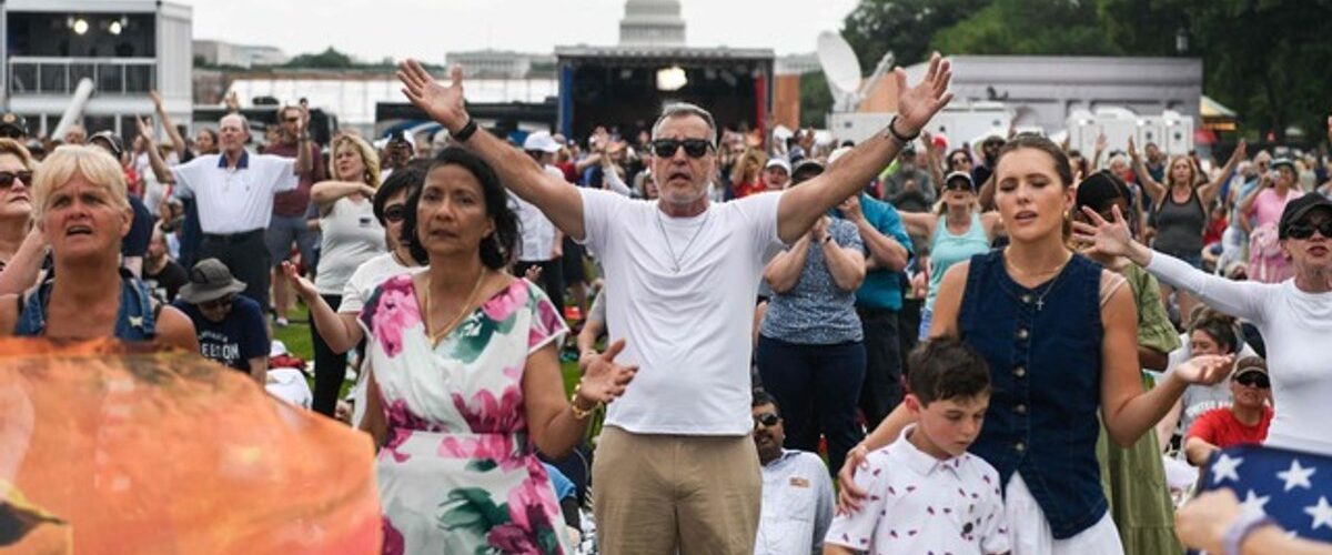 Un festival religioso liderado por funcionarios de Trump resalta la creciente influencia de la religión en la política estadounidense.