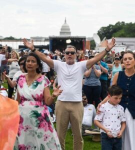 Un festival religioso liderado por funcionarios de Trump resalta la creciente influencia de la religión en la política estadounidense.