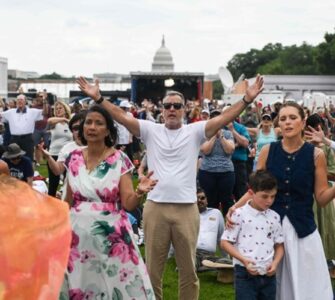 Un festival religioso liderado por funcionarios de Trump resalta la creciente influencia de la religión en la política estadounidense.