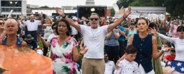 Un festival religioso liderado por funcionarios de Trump resalta la creciente influencia de la religión en la política estadounidense.
