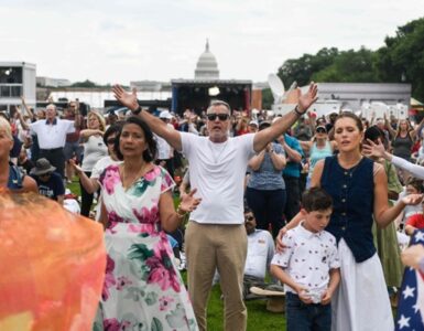 Un festival religioso liderado por funcionarios de Trump resalta la creciente influencia de la religión en la política estadounidense.