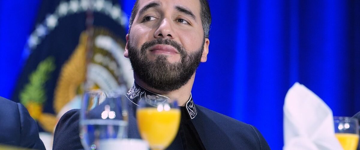El medio digital El Faro sufre congelamiento de bienes tras denunciar vínculos de Bukele con pandillas en El Salvador.