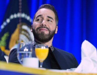 El medio digital El Faro sufre congelamiento de bienes tras denunciar vínculos de Bukele con pandillas en El Salvador.