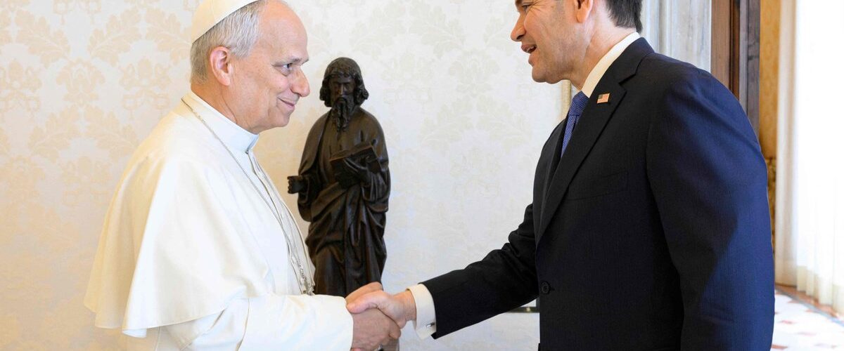 La reunión entre el secretario de Estado de EU y el Papa reafirma la conexión entre ambos, en un contexto de tensión.