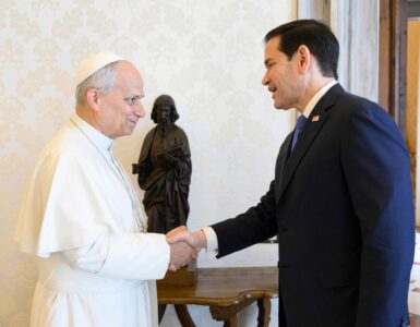 La reunión entre el secretario de Estado de EU y el Papa reafirma la conexión entre ambos, en un contexto de tensión.