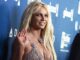 Los extraños comportamientos de Britney Spears en un restaurante de Los Ángeles desatan el caos entre los comensales del lugar.