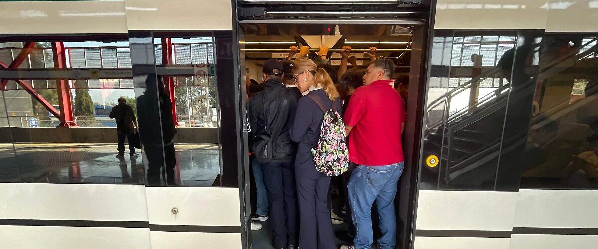 Pasajeros del Tren Buenavista-AIFA quedan atrapados por falla eléctrica, lo que provoca un incidente extremo en el transporte.
